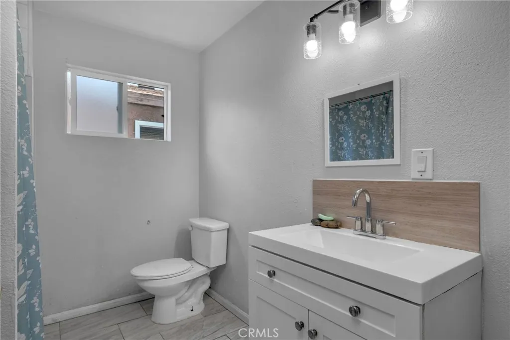 2200 E 105th Street, Los Angeles, California 90002 home-pic-7